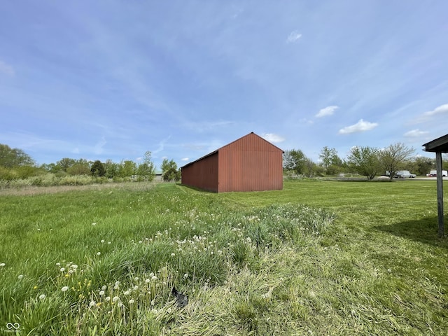 view of yard featuring an outdoor structure and a pole building
