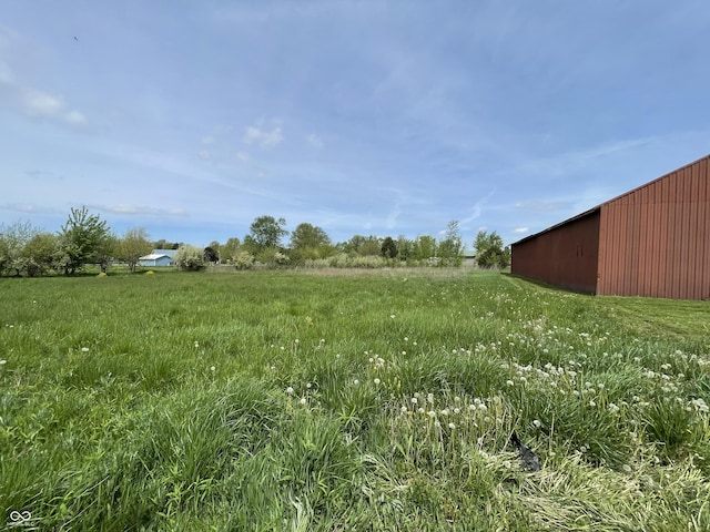 view of yard featuring an outbuilding
