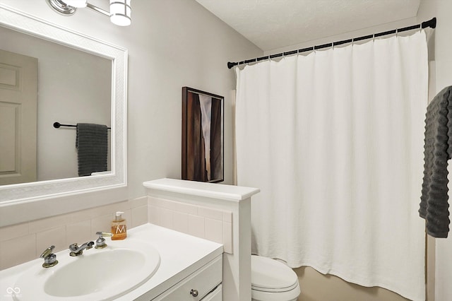 full bathroom featuring vanity, decorative backsplash, and toilet