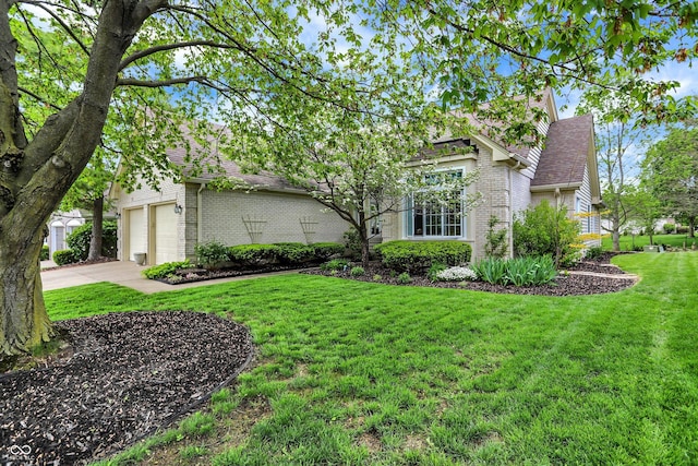 view of front of house featuring a front lawn, brick siding, a shingled roof, an attached garage, and driveway