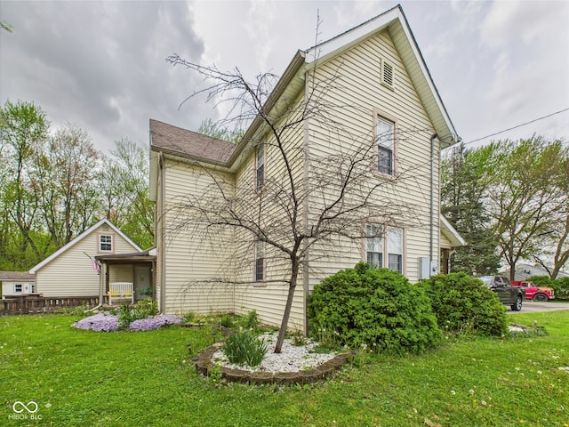 view of side of property featuring a lawn