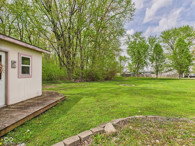 view of yard featuring an outdoor structure
