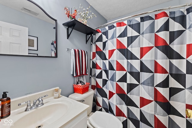 full bath with toilet, a shower with curtain, vanity, a textured ceiling, and visible vents