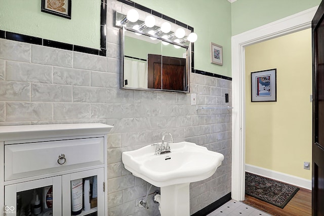 bathroom featuring tile walls