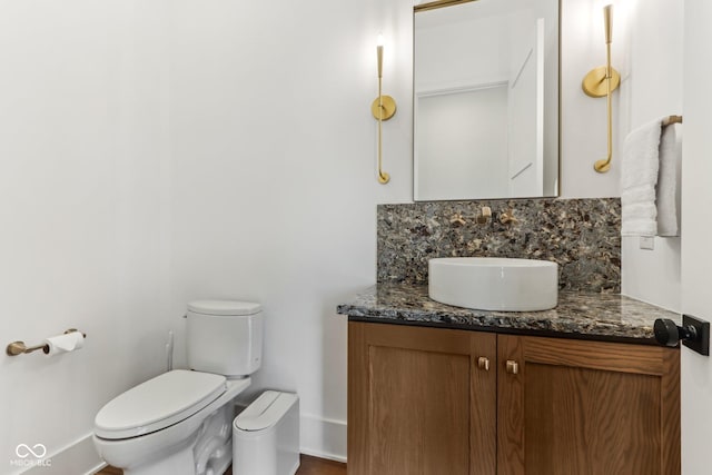 11064 Hamilton Run, Zionsville, IN 46077 - half bathroom with tasteful backsplash, baseboards, vanity, and toilet