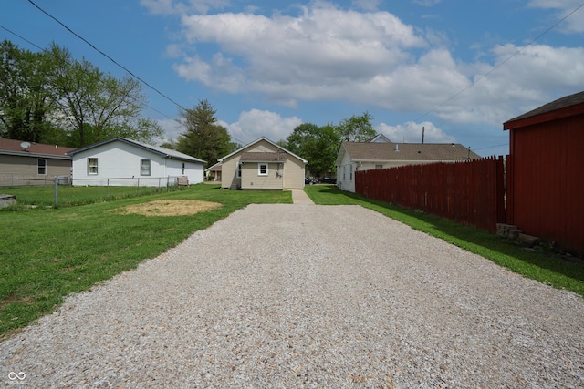 view of front of property with a front lawn, fence, and driveway