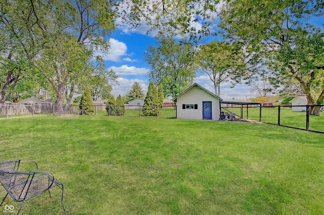 view of yard featuring an outbuilding