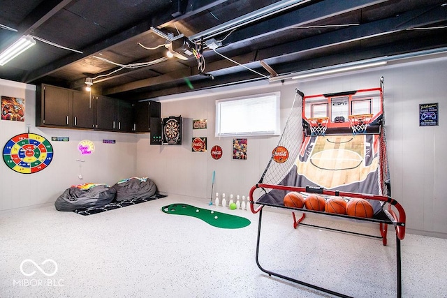 recreation room with speckled floor