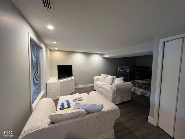 living area featuring visible vents, recessed lighting, baseboards, and dark wood-style floors