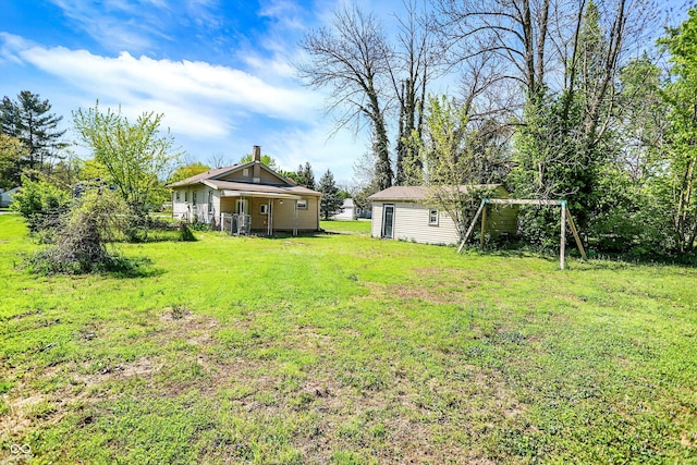 view of yard with an outdoor structure