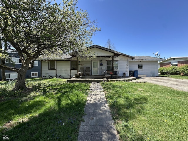 614 Tulip Ln, Rockville, IN 47872 - view of front of property with covered porch and a front yard