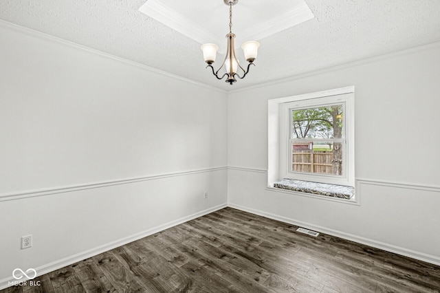 spare room with crown molding, visible vents, baseboards, dark wood-style floors, and a notable chandelier