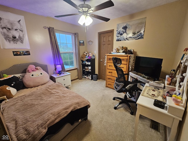 bedroom featuring a ceiling fan and light carpet