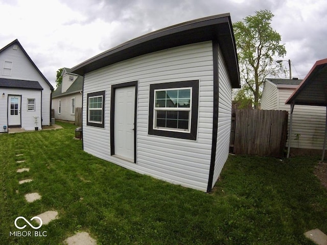 view of outdoor structure featuring an outbuilding