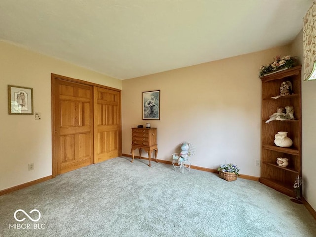 living area with carpet floors and baseboards