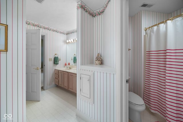 6821 Ripple Creek Dr, Lafayette, IN 47905 - bathroom featuring vanity, toilet, a shower with shower curtain, wallpapered walls, and visible vents