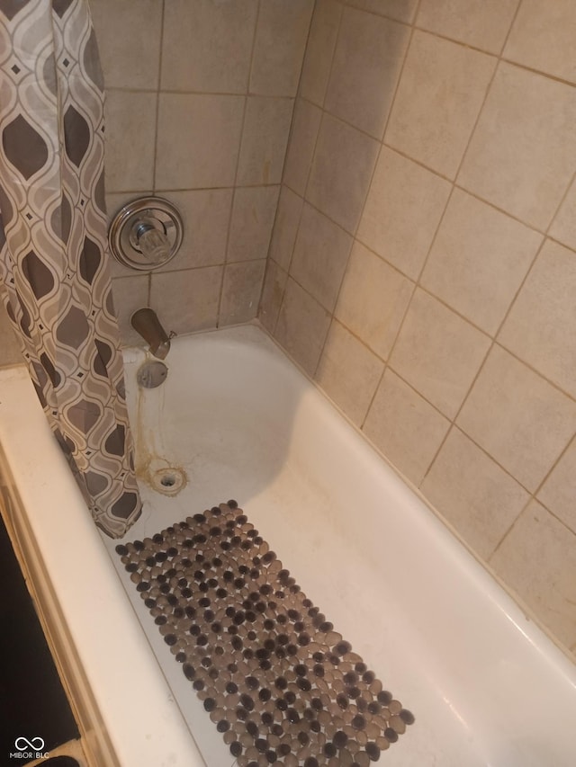 bathroom with shower / tub combo with curtain