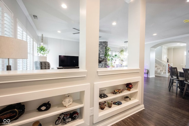 detailed view of crown molding, arched walkways, a ceiling fan, wood finished floors, and recessed lighting