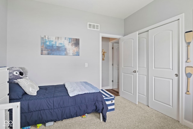 bedroom featuring visible vents, carpet flooring, baseboards, and a closet