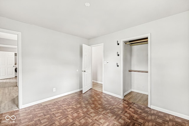 unfurnished bedroom featuring baseboards and a closet