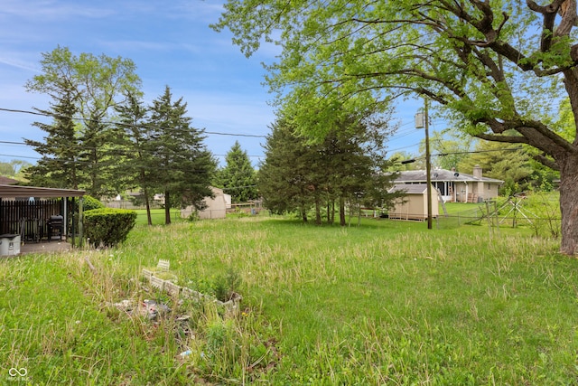 view of yard featuring fence