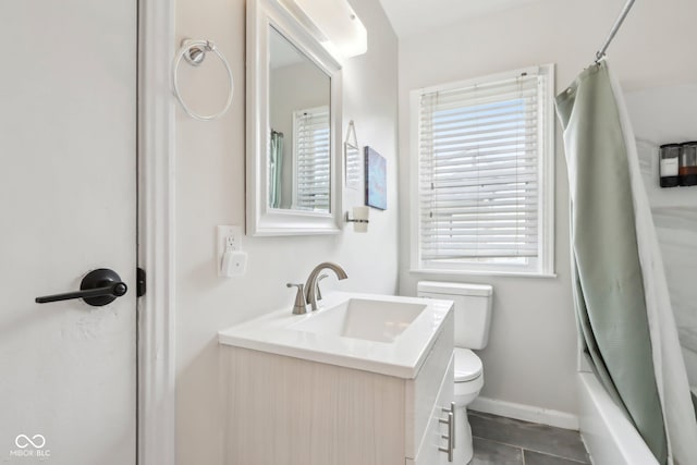 full bathroom featuring toilet, baseboards, vanity, and shower / bath combo with shower curtain