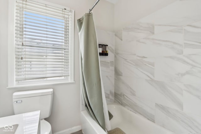 full bath with toilet, a wealth of natural light, baseboards, and shower / bath combo with shower curtain