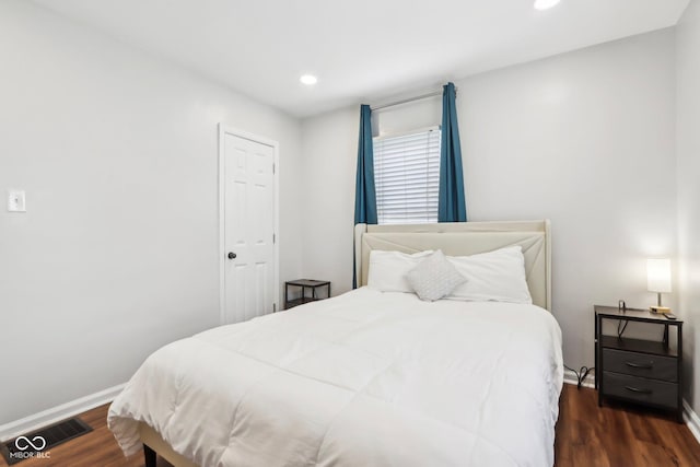 bedroom with visible vents, wood finished floors, baseboards, and recessed lighting