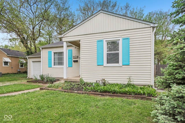 view of front of house with a front lawn and a garage