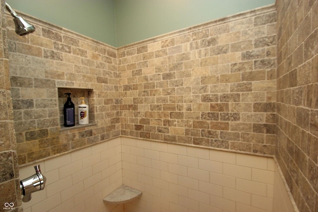 full bath with tiled shower