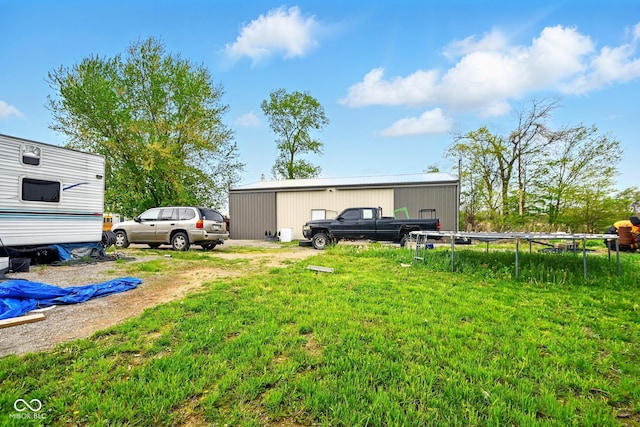 view of yard featuring an outbuilding
