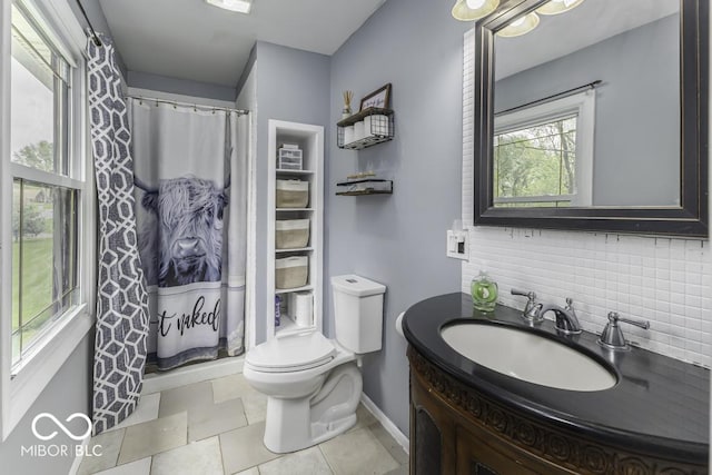 full bathroom featuring toilet, a shower with curtain, vanity, decorative backsplash, and baseboards