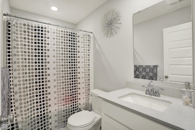 bathroom featuring toilet, a shower with curtain, visible vents, vanity, and recessed lighting