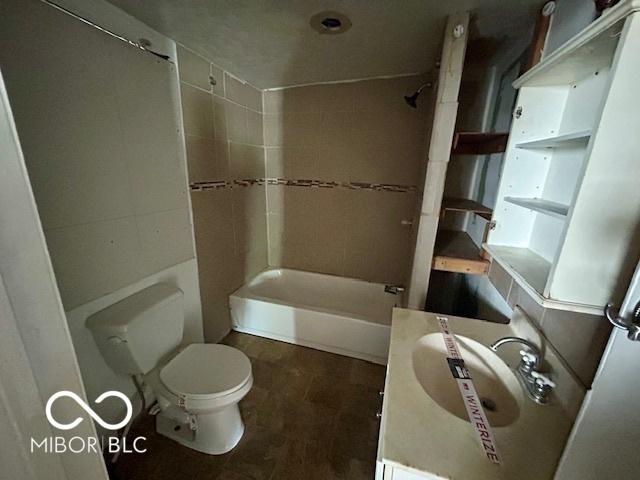 2701 N Gale St, Indianapolis, IN 46218 - full bathroom with toilet and washtub / shower combination