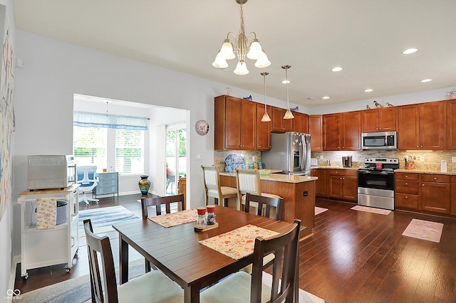 dining area with a chandelier, dark wood-style floors, recessed lighting, and baseboards