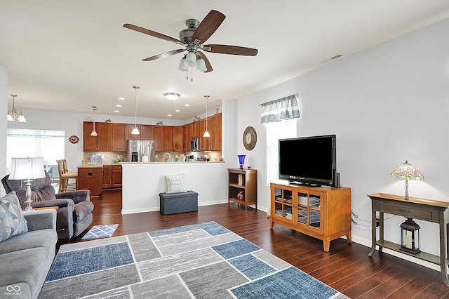 living room featuring dark wood finished floors, ceiling fan, recessed lighting, and baseboards