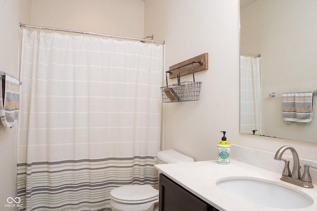 full bath featuring vanity, toilet, and a shower with shower curtain