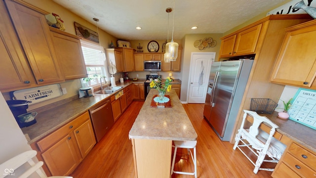 18247 Kinder Oak Dr, Noblesville, IN 46062 - kitchen featuring stainless steel appliances, a sink, a center island, light wood-type flooring, and recessed lighting