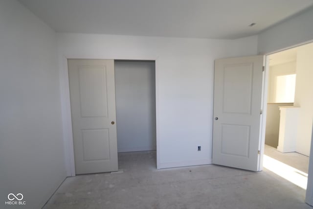 unfurnished bedroom featuring a closet