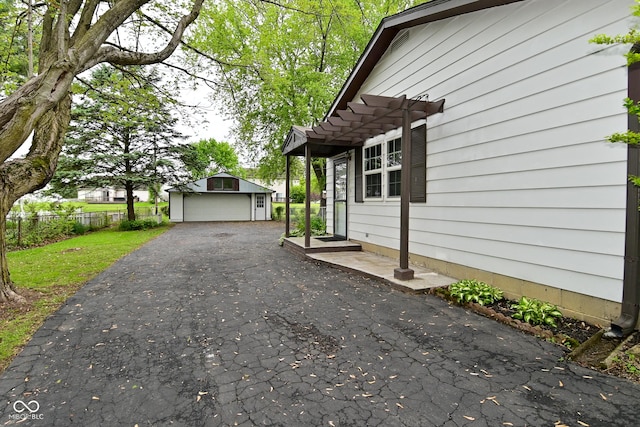 7228 Kimberly Ln, Plainfield, IN 46168 - view of side of property featuring a detached garage, an outbuilding, and fence