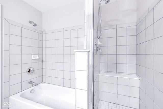 952 Junction Pl, Indianapolis, IN 46220 - bathroom featuring tiled shower / bath