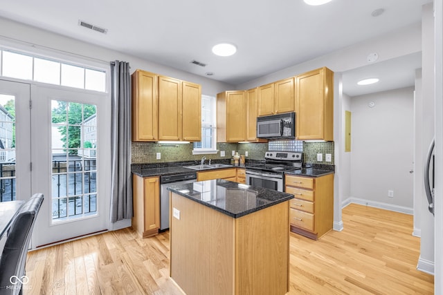 952 Junction Pl, Indianapolis, IN 46220 - kitchen featuring stainless steel appliances, light wood finished floors, baseboards, and a sink