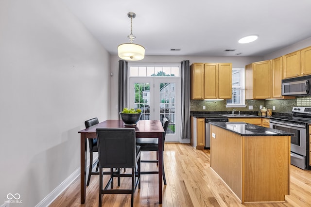 952 Junction Pl, Indianapolis, IN 46220 - kitchen with stainless steel appliances, a sink, tasteful backsplash, and light wood-style flooring
