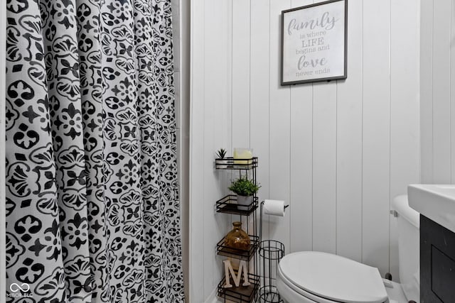 bathroom featuring toilet and a shower with shower curtain