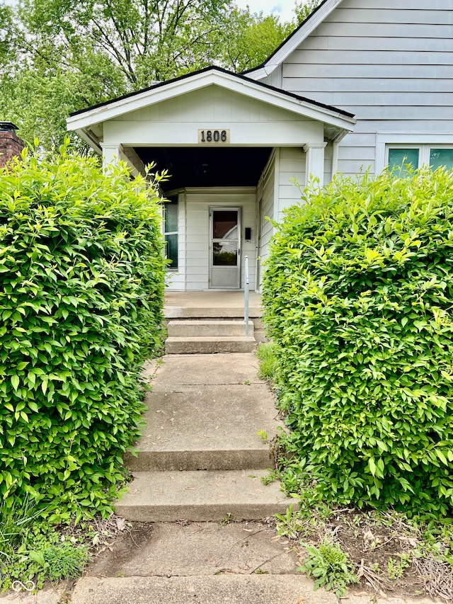 entrance to property featuring a porch
