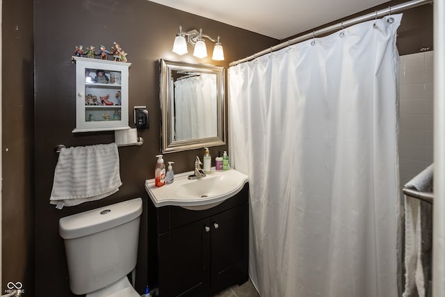 400-416 S Pennsylvania St, Greenfield, IN 46140 - bathroom with vanity, toilet, and a shower with curtain