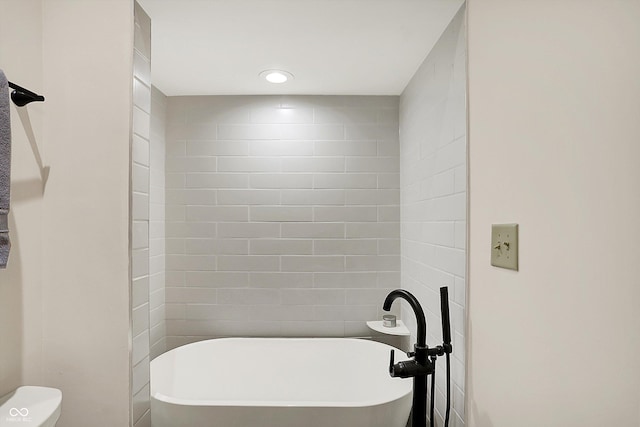 11471 Clarkston Rd, Zionsville, IN 46077 - bathroom featuring a soaking tub, toilet, and recessed lighting