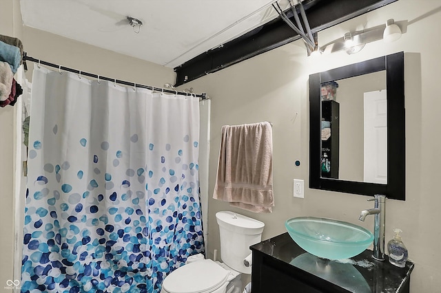full bath featuring toilet, vanity, and curtained shower
