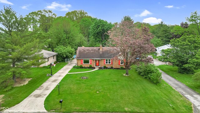 view of front facade featuring driveway and a front yard