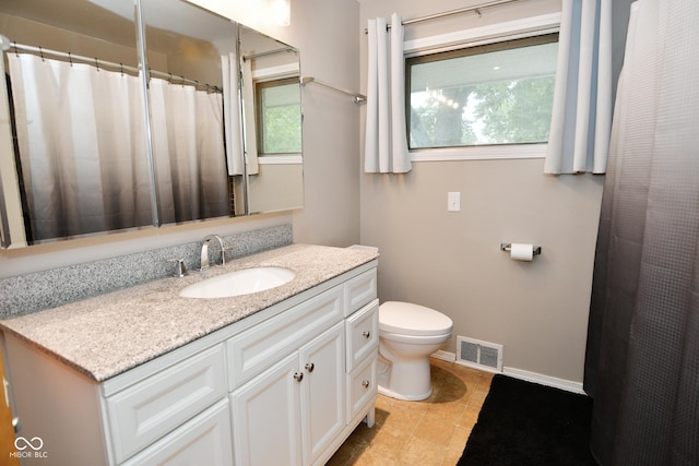 full bath with a shower with curtain, toilet, baseboards, visible vents, and vanity